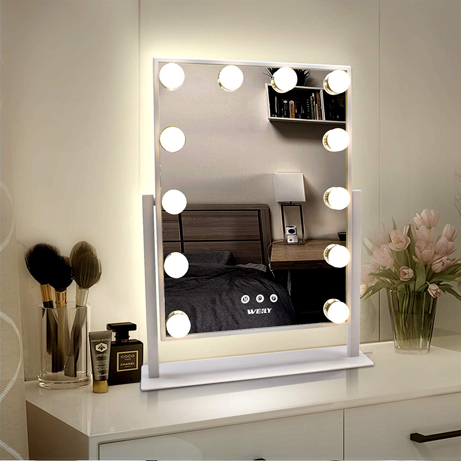 Putting Make-Up Easier With A hollywood vanity mirror with lights